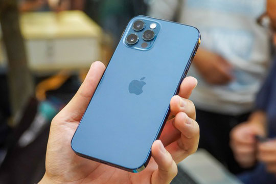 Giá iPhone 12 xách tay liên tục giảm nhưng vẫn đắt hơn máy chính hãng