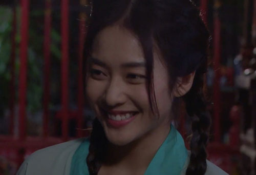 Khả Ngân đóng cổ trang bị đánh bầm dập