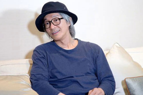 Châu Tinh Trì đầu bạc trắng khi ra tòa đối chất tình cũ