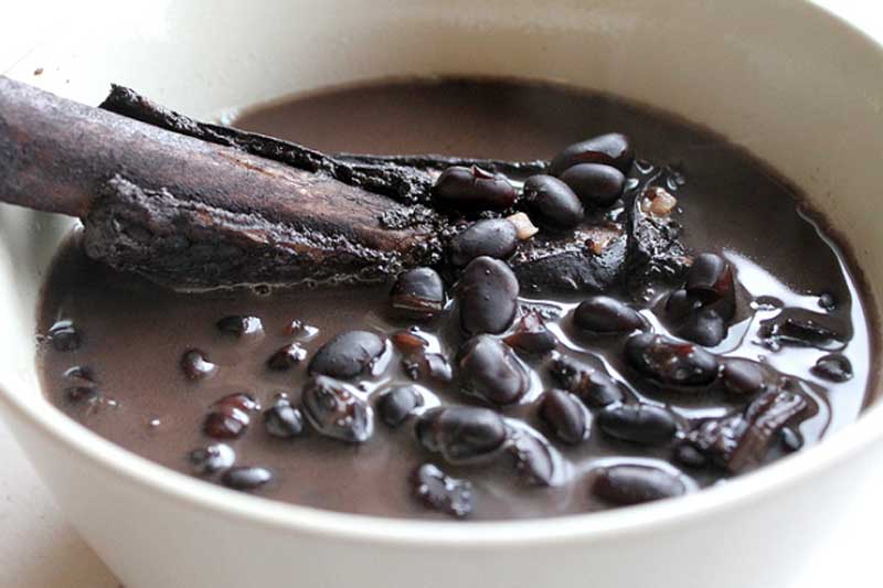 Tóc đang bạc bỗng hóa đen nhánh nhờ ăn đậu đen theo cách này