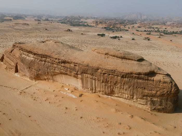 Tảng đá lớn giữa sa mạc mênh mông.
