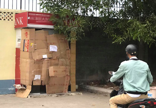 Người đàn ông bịt mặt, cưa trụ ATM trộm tiền