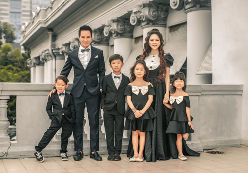 Lý Hải - Minh Hà cùng 4 con chụp ảnh kỷ niệm 10 năm ngày cưới