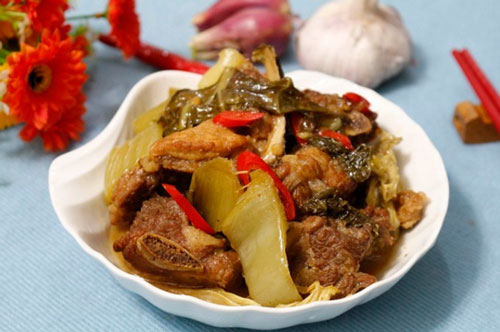 Mát trời, làm sườn kho dưa chua ngon đậm đà, hao cơm