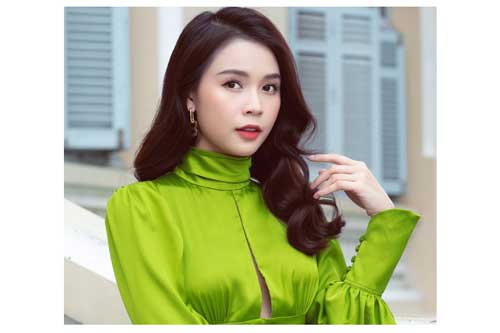 Sam làm MC show đố vui trực tuyến, chạy show tất bật vẫn xinh đẹp rạng rỡ