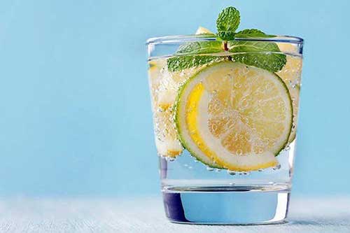 Đừng tưởng nước chanh vô hại, uống sai cách bạn sẽ nhận ngay 7 "tác dụng phụ" này