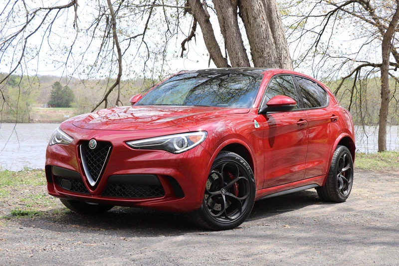 =6. Alfa Romeo Stelvio Quadrifoglio 2020 (thời gian tăng tốc từ 0-96 km/h: 3,6 giây).