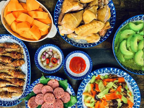 'Tròn mắt' với bữa cơm hằng ngày đầy ắp món ngon của cặp vợ chồng son