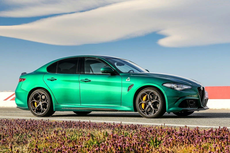 9. Alfa Romeo Giulia Quadrifoglio 2020 (vận tốc tối đa: 307 km/h).