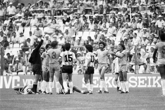 Diego Maradona - Tiểu sử và thành tích của “cậu bé vàng” Argentina - Ảnh 9.