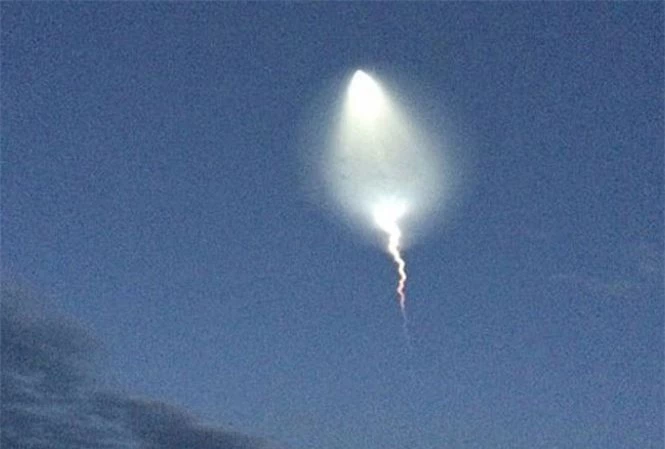 Vật thể bay nghi là UFO xuất hiện trên bầu trời Nga. 