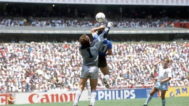 Nhìn lại hai bàn thắng lịch sử của Diego Maradona vào lưới tuyển Anh ở World Cup 1986 - Ảnh 1.