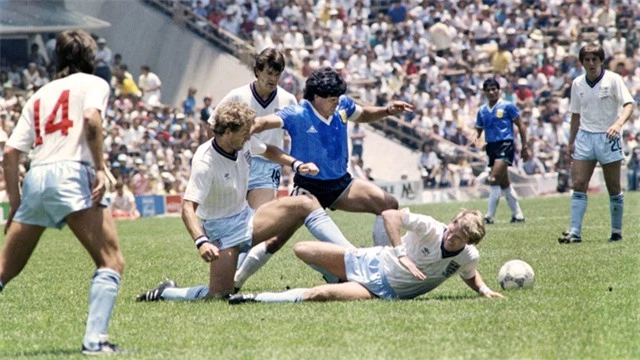 Nhìn lại hai bàn thắng lịch sử của Diego Maradona vào lưới tuyển Anh ở World Cup 1986 - Ảnh 3.