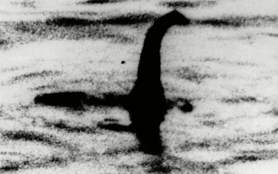Bức ảnh được cho là của Nessie do một bác sĩ phẫu thuật người Anh chụp vào năm 1934 hóa ra chỉ là trò bịp bợm. Ảnh: AP/REX/Shutterstoc
