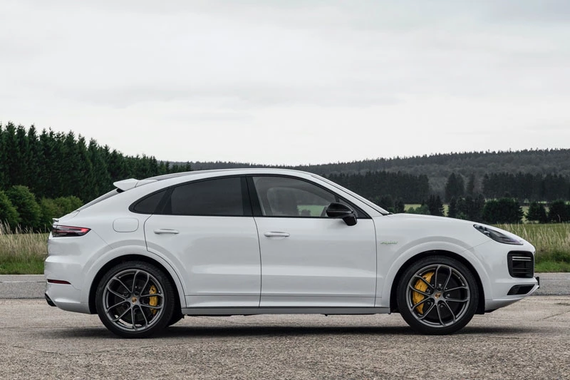 =6. Porsche Cayenne Turbo S E-Hybrid 2021 (thời gian tăng tốc từ 0-96 km/h: 3,6 giây).