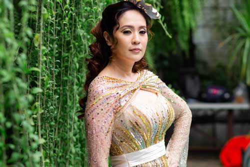 Thanh Thúy khoe dáng trong hậu trường phim mới nhưng vòng một đẫy đà mới khiến nhiều người chú ý