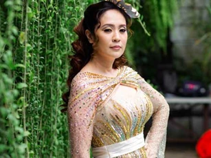 Thanh Thúy khoe dáng trong hậu trường phim mới nhưng vòng một đẫy đà mới khiến nhiều người chú ý
