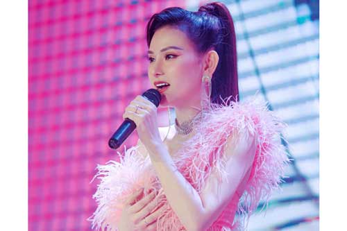 Thu Thủy tái xuất trên sân khấu sau 2 tháng sinh con, khán giả trầm trồ với vóc dáng thon gọn