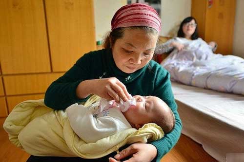 Sinh con được 19 ngày mẹ chồng cứ lấy nước bọt bôi lên mắt cháu, mẹ bỉm lên mạng hỏi nhận được lời khuyên: 'Ngăn ngay kẻo hối không kịp'