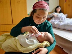 Sinh con được 19 ngày mẹ chồng cứ lấy nước bọt bôi lên mắt cháu, mẹ bỉm lên mạng hỏi nhận được lời khuyên: 'Ngăn ngay kẻo hối không kịp'