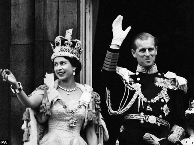 Nữ hoàng Anh muốn đặt tên quái vật hồ Loch Ness sau tên mình