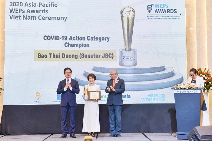 Bà Hương Liên - Phó Tổng giám đốc Công ty Cổ phần Sao Thái Dương nhận giải thưởng “Bình đẳng giới thông qua hành động trong Covid-19”. 