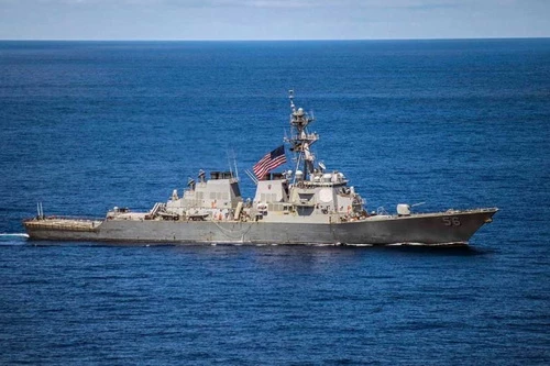 Tàu khu trục Mỹ USS John McCain bị cáo buộc đã xâm phạm lãnh hải Nga. Ảnh: Reporter.