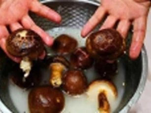 Rửa nấm đừng chỉ dùng nước lạnh, phải thêm thứ này mới hết sạch bụi bẩn, ký sinh trùng