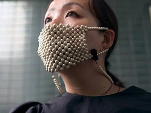 Khẩu trang kim cương có giá… 9.600 USD