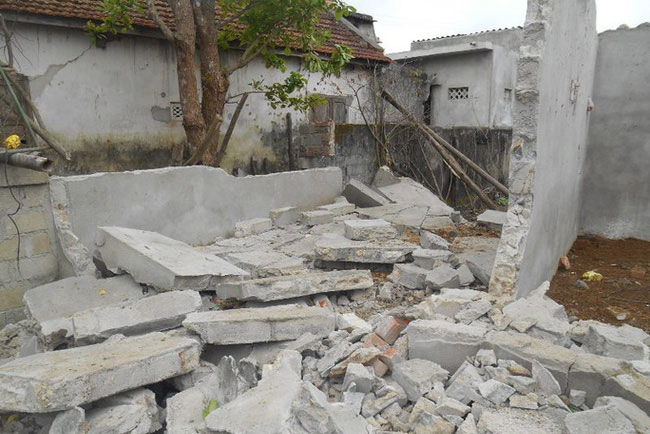 Triệu tập 1 thanh niên liên quan vụ tường đổ làm nữ sinh lớp 6 tử vong