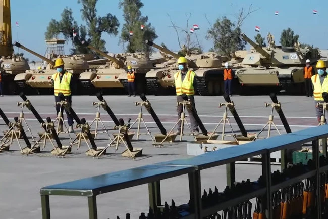 Các xe tăng, xe thiết giáp có nguồn gốc Nga - Mỹ của Quân đội Iraq đứng cạnh nhau. Ảnh: Topwar.