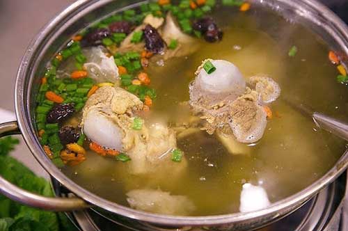 Chỉ cần làm theo cách này món canh xương trong veo, hết sạch mùi hôi, ngon hết nấc
