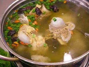 Chỉ cần làm theo cách này món canh xương trong veo, hết sạch mùi hôi, ngon hết nấc
