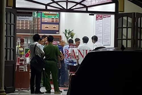 Thanh niên bịt mặt 'đại náo' phòng giao dịch ngân hàng ở Đồng Nai