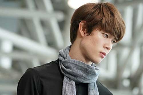 Đi công tác về, bắt gặp vợ đang ngồi lên đùi một người đàn ông lạ trong nhà nhưng tôi chỉ đành gượng cười bỏ ra ngoài để họ được riêng tư