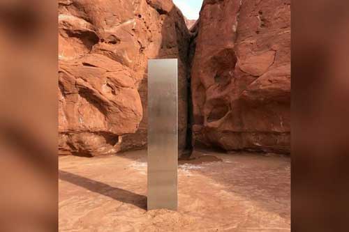 Phát hiện khối kim loại bí ẩn trong hoang mạc nước Mỹ