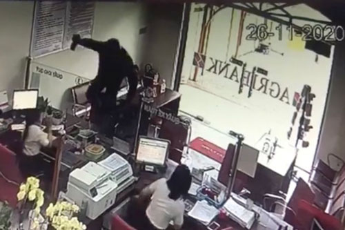 Đồng Nai: Một đối tượng cầm hung khí xông vào ngân hàng hô to "lựu đạn đây…"
