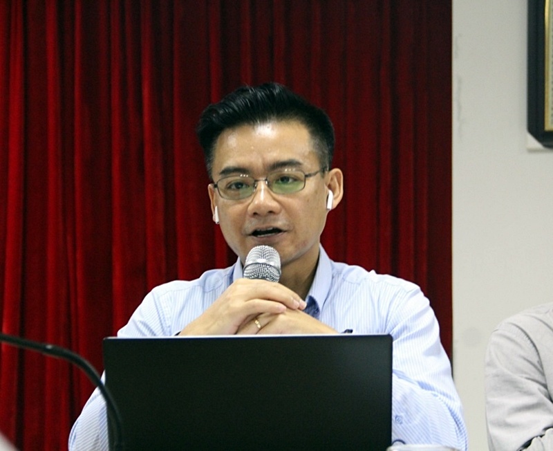 Ông Vũ Tú Thành -đại diện cho USABC phát biểu ý kiến trong cuộc đối thoại.