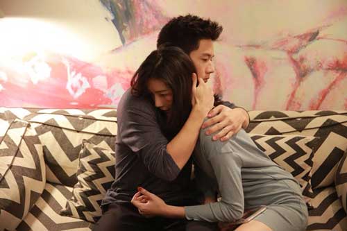 Anh chồng tức điên vì con quấy khóc cả đêm mà vợ không dỗ nổi, để rồi chính anh phải lặng người hối hận khi nhìn cảnh vợ cởi cúc áo