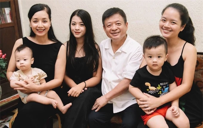 Hồng Khanh bên bố mẹ, chị gái Hồng Mi và các cháu.