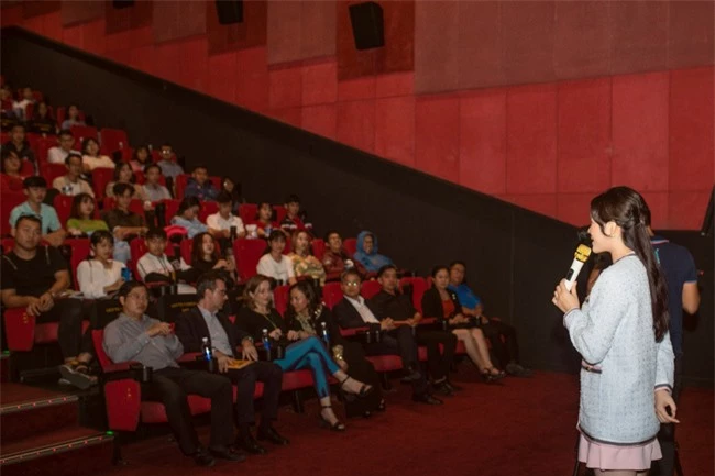 Lý Nhã Kỳ trẻ trung khoe chân thon khi làm khách mời Liên hoan Phim Châu Âu tại Việt Nam - Ảnh 4.