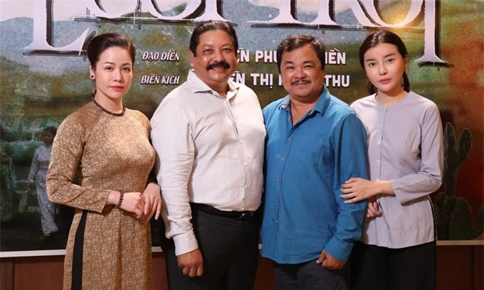 Nhật Kim Anh, Cao Thái Hà chụp cùng đạo diễn - NSƯT Phương Điền (áo xanh) và nhà sản xuất - diễn viên Ấn Độ Raja Ramani.