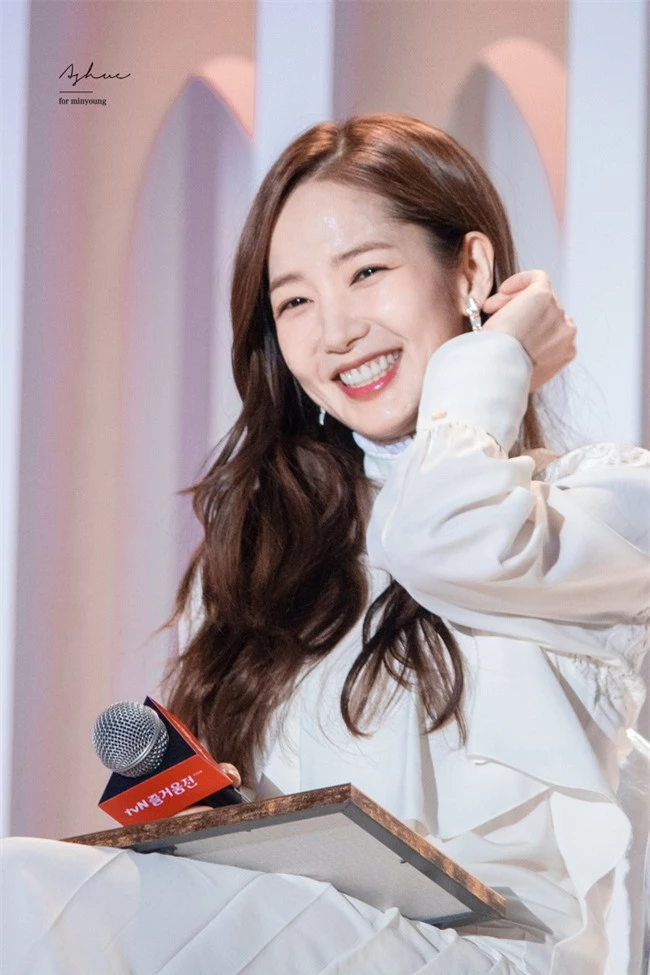 Park Min Young gây sốt với bộ ảnh khoe nhan sắc tiên tử lần đầu được tiết lộ, nhưng đôi chân lại đen sạm khiến fan hốt hoảng - Ảnh 10.