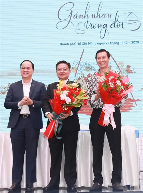 Đạo diễn Vũ Thành Vinh (ngoài cùng bên phải) và các thành viên ban tổ chức đêm Gánh nhau trong đời tại buổi họp báo công bố chương trình ở TP HCM.