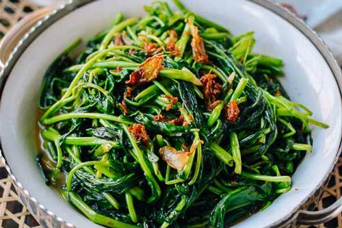 Nằm lòng 3 bí kíp nhỏ sau đây khi xào rau muống, chị em sẽ đưa món ăn bình dân, quen thuộc này lên hẳn một "tầm cao" mới!