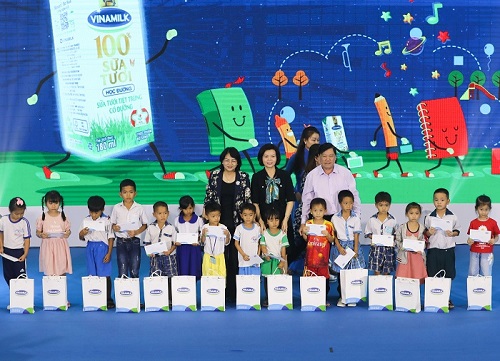 Vinamilk tổ chức ngày hội sữa học đường, mang niềm vui uống sữa tại trường đến với trẻ em Vĩnh Long