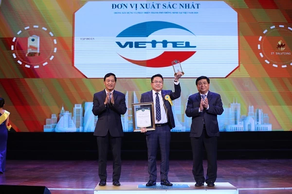 Đại diện Viettel lên nhận giải thưởng Doanh nghiệp xuất sắc cung cấp giải pháp CNTT cho thành phố thông minh 2020