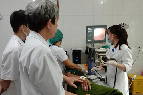 Vào viện cầu cứu bác sĩ vì mảnh xương gà cắm sâu vào thực quản