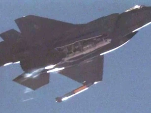 Tiêm kích F-35 của Mỹ lần đầu tiên thả bom hạt nhân