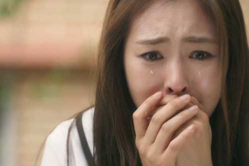 Từ một sợi tóc lạ trên giường người yêu, nửa đêm cô gái lao đến đập cửa và bắt tại trận kẻ gian dối, hành động bất thường sau khi cửa bật mở gây ngỡ ngàng